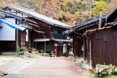 Tsumago, Edo döneminden beri Japonya 'nın geleneksel posta kasabası. Ünlü Nakasendo yolu Magome ve Tsumago kasabaları arasında uzanıyor..