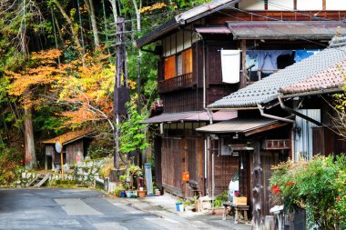 Tsumago, Edo döneminden beri Japonya 'nın geleneksel posta kasabası. Ünlü Nakasendo yolu Magome ve Tsumago kasabaları arasında uzanıyor..