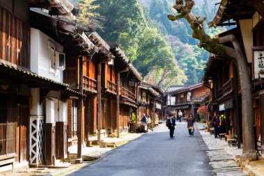 Tsumago, Edo döneminden beri Japonya 'nın geleneksel posta kasabası. Ünlü Nakasendo yolu Magome ve Tsumago kasabaları arasında uzanıyor..