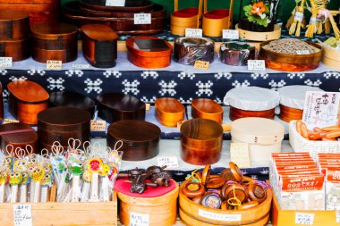 MAGOME, JAPONYA 23 Kasım 2015: eski Magome köyündeki hatıra tezgahı. Magome, Nakasendo yürüyüş yolu ile Tsumago ile bağlantılıdır..