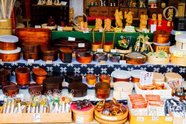 MAGOME, JAPONYA 23 Kasım 2015: eski Magome köyündeki hatıra tezgahı. Magome, Nakasendo yürüyüş yolu ile Tsumago ile bağlantılıdır..