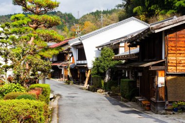 Tsumago, Edo döneminden beri Japonya 'nın geleneksel posta kasabası. Ünlü Nakasendo yolu Magome ve Tsumago kasabaları arasında uzanıyor..