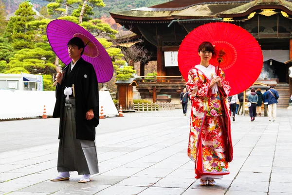 日本北川 11月17日 2015年11月17日在日本长野的日本新娘 身份不明的新郎和新娘在婚礼上穿传统服装 — 图库照片