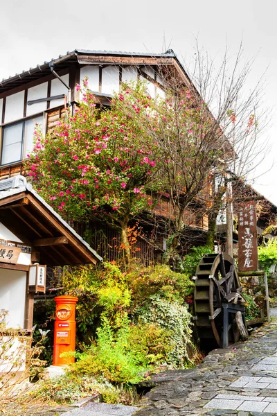 MAGOME, JAPONYA - 20 Kasım 2015 'te Japonya' nın Edo döneminden bir postane, Tsumago 'daki eski evler