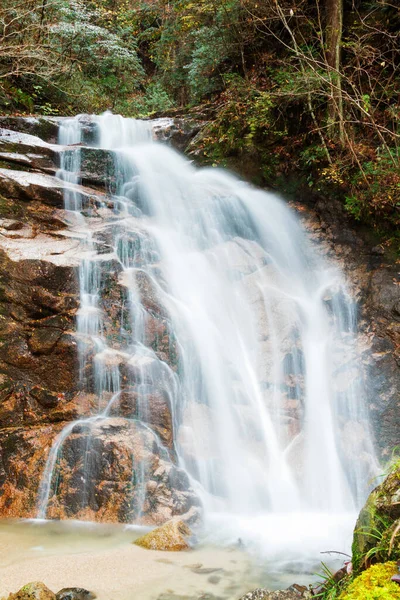 Vattenfall Och Stenar Täckta Mossa Grönområde Med Orörd Natur Vid — Stockfoto