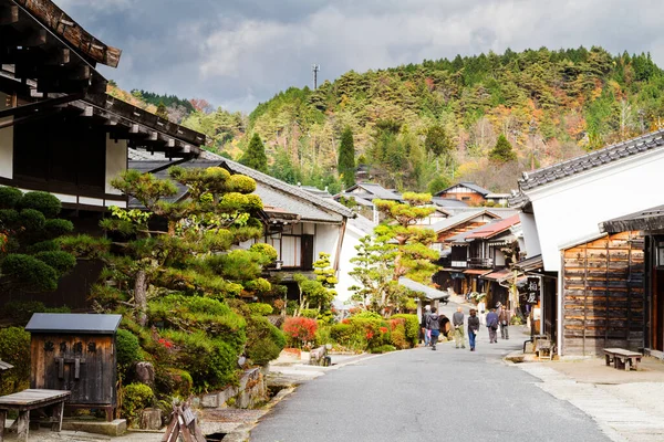 TSUMAGO, JAPONYA - 22 Kasım 2015 'te Japonya' da Edo Dönemi 'nden itibaren manzaralı geleneksel postane. Ünlü Nakasendo yolu Magome ve Tsumago kasabaları arasında uzanıyor..