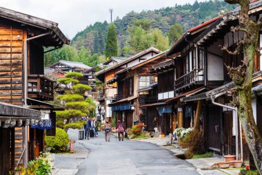 TSUMAGO, JAPONYA - 19 Kasım 2015: Edo döneminden itibaren Japonya 'daki geleneksel sahne postanesi. Ünlü Nakasendo yolu Magome ve Tsumago kasabaları arasında uzanıyor..