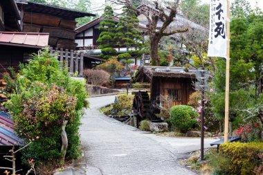 TSUMAGO, JAPONYA - 22 Kasım 2015 'te Japonya' da Edo Dönemi 'nden itibaren manzaralı geleneksel postane. Ünlü Nakasendo yolu Magome ve Tsumago kasabaları arasında uzanıyor..