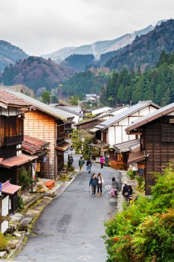 TSUMAGO, JAPONYA - 22 Kasım 2015 'te Japonya' da Edo Dönemi 'nden itibaren manzaralı geleneksel postane. Ünlü Nakasendo yolu Magome ve Tsumago kasabaları arasında uzanıyor..