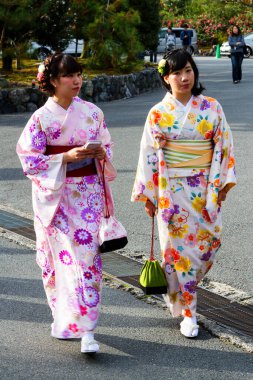 KYOTO - 15 Kasım 2013 'te Japonya' nın Kyoto kentinde bir çift kız geleneksel maiko ve geyşa gibi giyinir. Günümüzde Japonya 'da modern yaşamda antik sanat ve gelenekleri koruyan yaklaşık 2000 geyşa var..