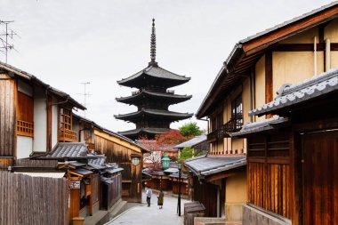 KYOTO, JAPONYA - 21 Kasım 2016: Yasaka Pagoda ve Sannen Zaka Caddesi Sabah, Kyoto, Japonya