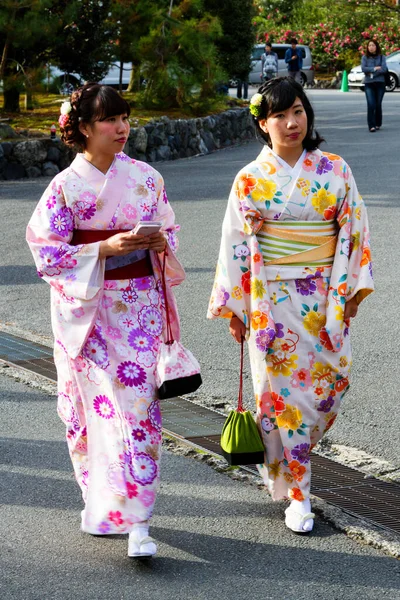Kyoto Nov 2013年11月15日在日本京都 一对女孩打扮成传统的美子和艺妓 今天日本大约有2000个艺妓 保存着现代生活中的古老艺术和风俗 — 图库照片