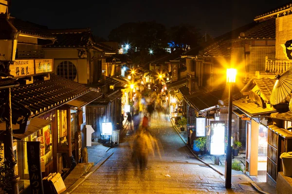 stock image KYOTO, JAPAN - NOVEMBER 15, 2015: Tourists wander a famous street at night, Sannen-Zaka, in Kyoto. The street is located in the heart of Kyoto attractions. Many souvenir shops can be found here.