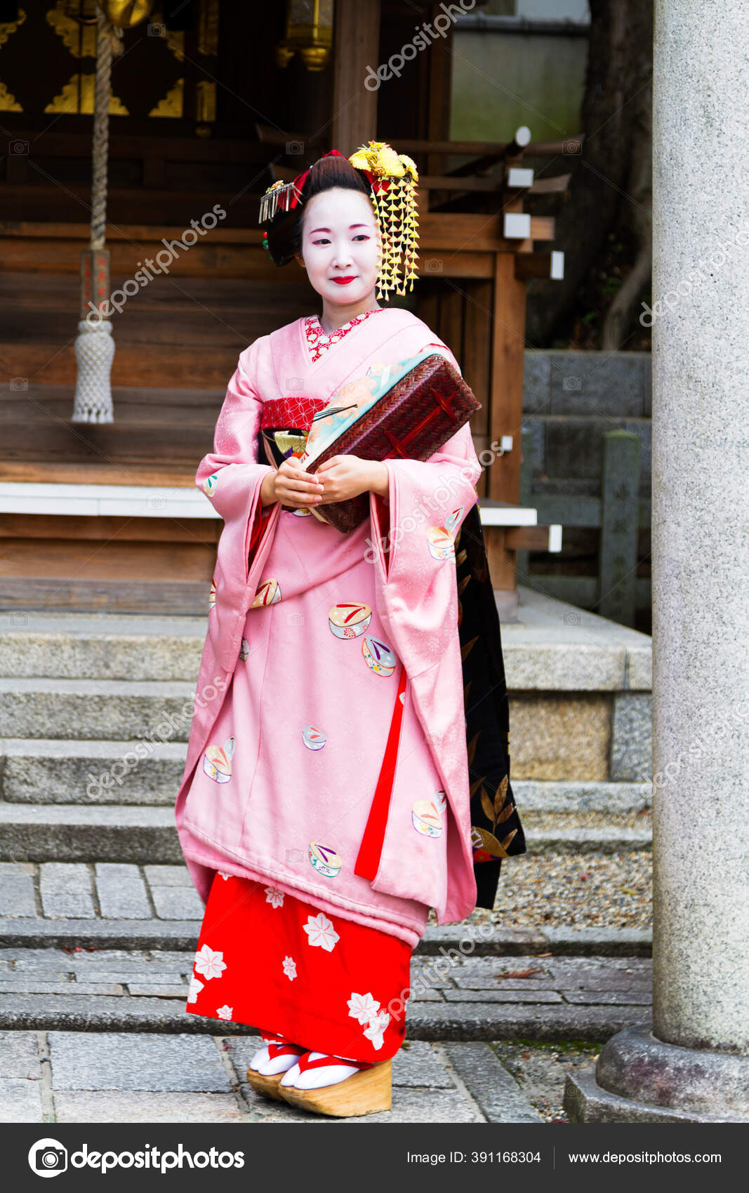 Kyoto Nov 14年11月日在日本京都一位名叫maiko的年轻漂亮的日本女性穿着一件名为kimono的传统服装 图库社论照片 C Kefirm