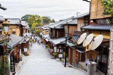 KYOTO, JAPONYA - 15 Kasım 2015: Turistler 15 Kasım 2015 tarihinde Kyoto 'da Sannen-Zaka adlı ünlü bir caddede dolaşırlar. Sokak Kyoto 'nun merkezinde yer almaktadır. Burada bir sürü hediyelik eşya dükkanı var..