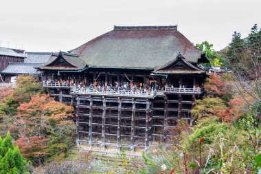 KYOTO, JAPONYA - 24 Kasım 2015 'te Kyomizu-dera, Japonya. 1633 yılında inşa edilen bina, UNESCO Dünya Mirası ile Kyoto 'nun en ünlü simgelerinden biridir..