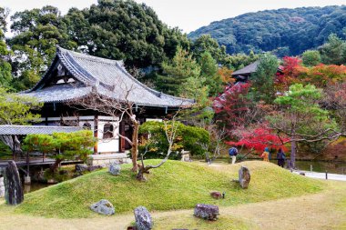 Higashiyama-ku 'daki Rinzai Budizm Okulu' nun tapınağı olan Kyoto 'daki Kodai-ji Tapınağı' nın bahçeleri ve pavyonları..