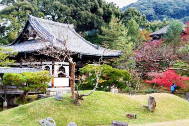 Higashiyama-ku 'daki Rinzai Budizm Okulu' nun tapınağı olan Kyoto 'daki Kodai-ji Tapınağı' nın bahçeleri ve pavyonları..