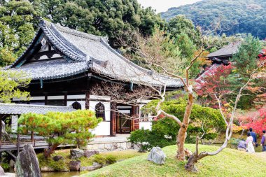 KYOTO, JAPONYA - 21 Kasım 2015: Higashiyama-ku 'daki Rinzai Budizm Okulu' nun bir tapınağı olan Kyoto 'daki Kodai-ji Tapınağı' nın bahçeleri ve pavyonları.