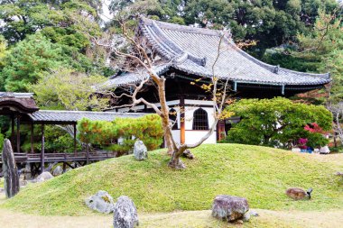 Higashiyama-ku 'daki Rinzai Budizm Okulu' nun tapınağı olan Kyoto 'daki Kodai-ji Tapınağı' nın bahçeleri ve pavyonları..