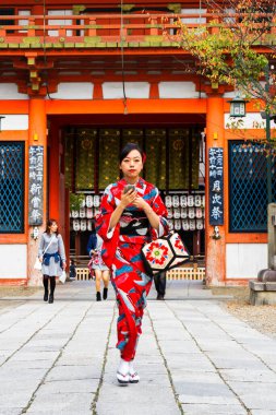 KYOTO - 15 Kasım 2013 'te Japonya' nın Kyoto kentinde bir çift kız geleneksel maiko ve geyşa gibi giyinir. Günümüzde Japonya 'da modern yaşamda antik sanat ve gelenekleri koruyan yaklaşık 2000 geyşa var..