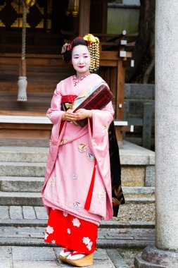 KYOTO - 20 Kasım 2014: Maiko adında genç ve güzel bir Japon kadın 20 Kasım 2015 'te Gion, Kyoto, Japonya' da Kimono adlı geleneksel bir elbise giyer..