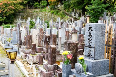 KYOTO, JAPONYA - 11 Kasım 2015 'te Japonya' nın Kyoto şehrinde Higashi Otani mezarlığı. 1671 'den beri var ve Japonya' daki en önemli mezarlıklardan biridir..