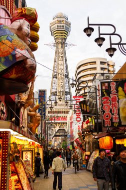 OSAKA, JAPAN- 9 Kasım 2015 'te Osaka, Japonya' da Shinsekai 'deki neon reklamlarının gece görüşü. Tarihi tiyatrolarıyla, restoranlarıyla, neon ve mekanik tabelalarıyla ünlüdür.