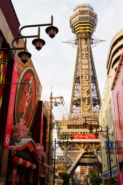 OSAKA, JAPAN- 9 Kasım 2015 'te Osaka, Japonya' da Shinsekai 'deki neon reklamlarının gece görüşü. Tarihi tiyatrolarıyla, restoranlarıyla, neon ve mekanik tabelalarıyla ünlüdür.