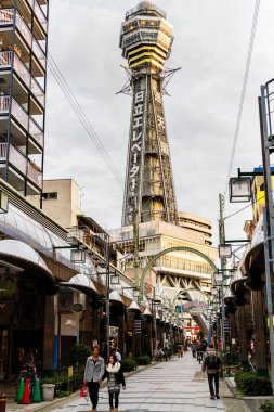 OSAKA, JAPAN- 9 Kasım 2015 'te Osaka, Japonya' da Shinsekai 'deki neon reklamlarının gece görüşü. Tarihi tiyatrolarıyla, restoranlarıyla, neon ve mekanik tabelalarıyla ünlüdür.
