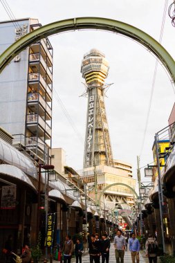 OSAKA, JAPAN- 9 Kasım 2015 'te Osaka, Japonya' da Shinsekai 'deki neon reklamlarının gece görüşü. Tarihi tiyatrolarıyla, restoranlarıyla, neon ve mekanik tabelalarıyla ünlüdür.