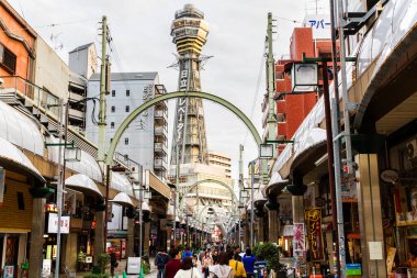 OSAKA, JAPAN- 9 Kasım 2015 'te Osaka, Japonya' da Shinsekai 'deki neon reklamlarının gece görüşü. Tarihi tiyatrolarıyla, restoranlarıyla, neon ve mekanik tabelalarıyla ünlüdür.