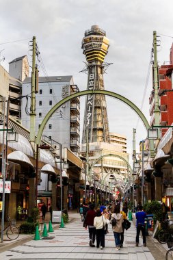 OSAKA, JAPAN- 9 Kasım 2015 'te Osaka, Japonya' da Shinsekai 'deki neon reklamlarının gece görüşü. Tarihi tiyatrolarıyla, restoranlarıyla, neon ve mekanik tabelalarıyla ünlüdür.