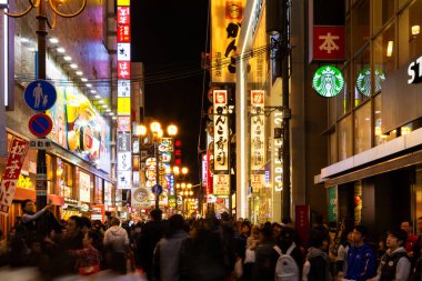OSAKA - 13 Kasım 2015 tarihinde Dotonbori, Japonya 'nın Osaka kentinde. 1612 yılına kadar uzanan geçmişiyle, Osaka 'nın şu anda çok sayıda restoranın bulunduğu başlıca turizm beldelerinden biri..