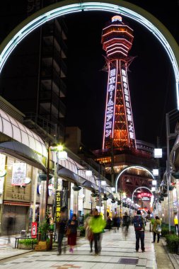 OSAKA, JAPAN- 9 NOVEMBER: Shinsekai 'nin 9 Kasım 2015 tarihinde Osaka, Japonya' da yayınlanan neon reklamlarının gece görüşü.