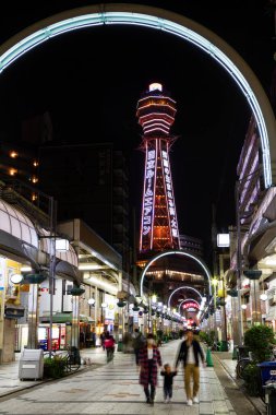 OSAKA, JAPAN- 9 NOVEMBER: Shinsekai 'nin 9 Kasım 2015 tarihinde Osaka, Japonya' da yayınlanan neon reklamlarının gece görüşü.