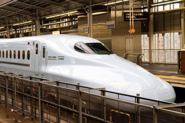 TOKYO, JAPONYA - 24 Kasım 2015 tarihinde Tokyo, Japonya 'da Shinkansen. Japonya 'nın ana adalarına Tokyo' yu büyük şehirlerin çoğuna bağlayan yüksek hızlı tren hatları ağı hizmet vermektedir..
