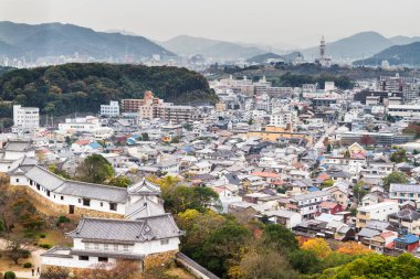 Japonya, Kansai 'deki Himeji Kalesi. Himeji 'nin adı Beyaz Balıkçıl Kalesi.