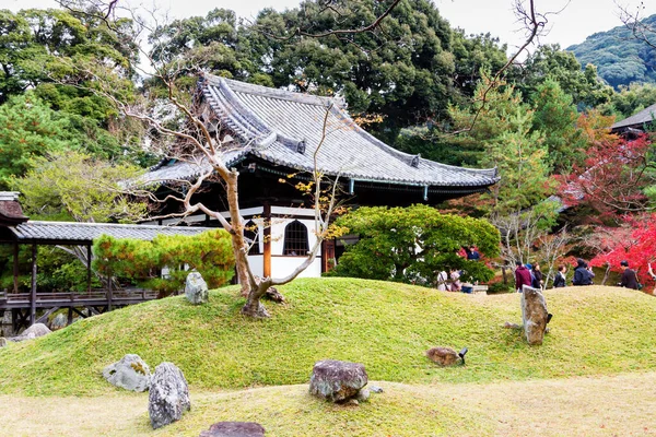KYOTO, JAPONYA - 21 Kasım 2015: Higashiyama-ku 'daki Rinzai Budizm Okulu' nun bir tapınağı olan Kyoto 'daki Kodai-ji Tapınağı' nın bahçeleri ve pavyonları.