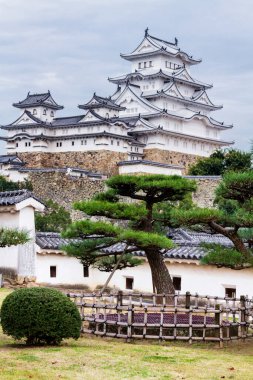 Japonya, Kansai 'deki Himeji Kalesi. Himeji 'nin adı Beyaz Balıkçıl Kalesi.