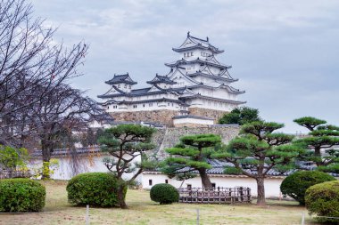 Japonya, Kansai 'deki Himeji Kalesi. Himeji 'nin adı Beyaz Balıkçıl Kalesi.