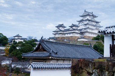 Japonya, Kansai 'deki Himeji Kalesi. Himeji 'nin adı Beyaz Balıkçıl Kalesi.