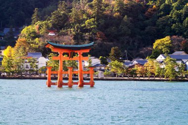 Miyajima, Hiroşima, Japonya Itsukushima Tapınağı 'nın yüzen kapısında. (Kapı işareti Itsukushima Tapınağı diyor.)