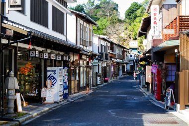MIYAJIMA, JAPONYA - 18 Kasım 2015: Hiroşima yakınlarındaki Miyajima adasının caddesi. Ada turuncu yüzen tori kapısı ve Itsukushima tapınağı jinja tapınağıyla ünlüdür..
