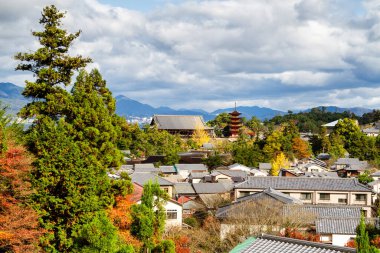Miyajima adasının panoraması dağlardan görüldü. Itsukushima Jinja türbesiyle Miyajima, Japonya 'nın Hiroşima kenti yakınlarında popüler bir turizm merkezi.