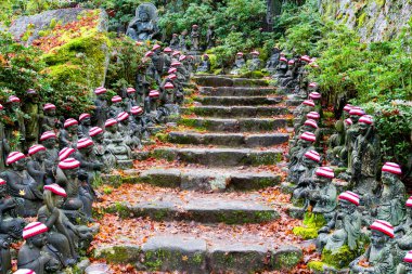 Japonya - Daishouin Budist tapınağındaki Ksitigarbha heykelleri Hatsukaichi 'deki Miyajima adasında (Hiroşima ili, Chugoku bölgesi).