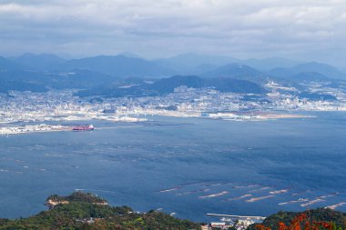 Miyajima adasının panoraması dağlardan görüldü. Itsukushima Jinja türbesiyle Miyajima, Japonya 'nın Hiroşima kenti yakınlarında popüler bir turizm merkezi.