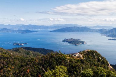 Miyajima adasının panoraması dağlardan görüldü. Itsukushima Jinja türbesiyle Miyajima, Japonya 'nın Hiroşima kenti yakınlarında popüler bir turizm merkezi.