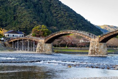 Kintai Köprüsü (Kintaikyo) Ünlü Arch Köprüsü (Brocade Sash Köprüsü) ve Panorama İwakuni Şehir Manzarası Skyline, Hiroshima, Yamaguchi, Japonya