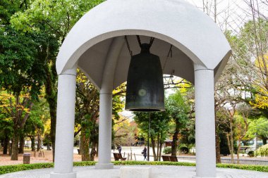 Japonya 'nın Chugoku bölgesinde Hiroşima şehri (Honshu Adası). Barış Anıtı Parkı 'nda ünlü barış çanı.